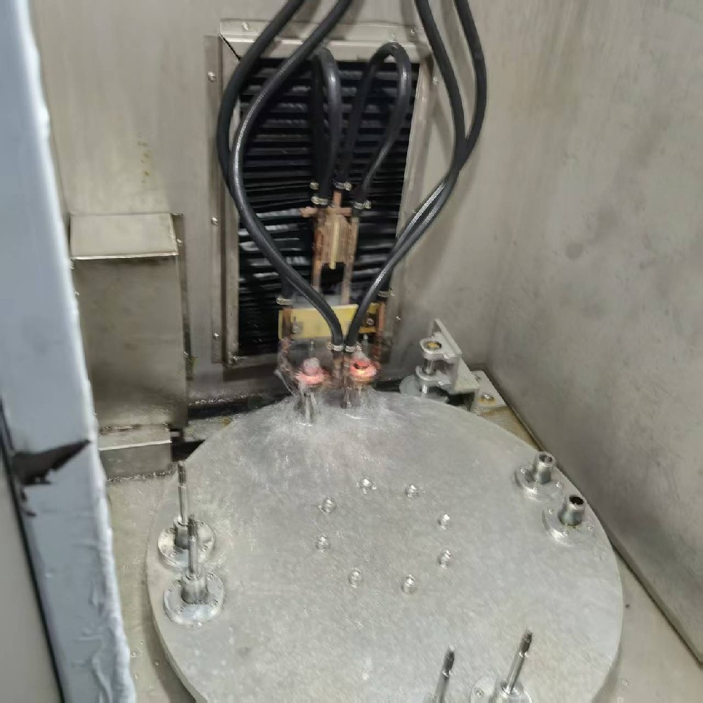 洗衣机轴专用双工位转盘式淬火设备_全自动电机轴双工位感应淬火机床_家电传动轴数控热处理设备厂家